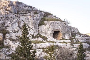 İtalya 'nın güneyindeki Puglia, Apulia' daki eski Gravina kasabası yakınlarındaki tepeleri gözlemliyorum..