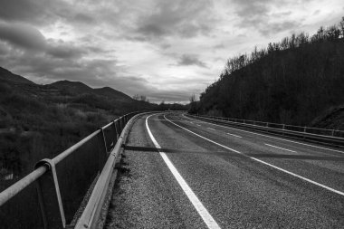 Dağlara giden asfalt yol