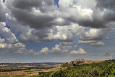 Eski taş tapınak ve doğa kalıntıları, İtalya 'nın Sicilya kentindeki tepedeki Segesta kasabasından manzara..