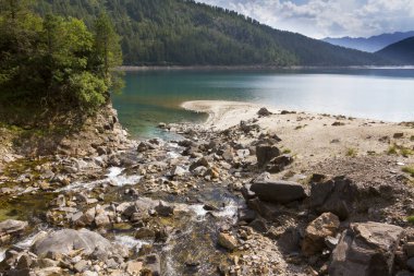 Yazın İsviçre Alpleri manzarası