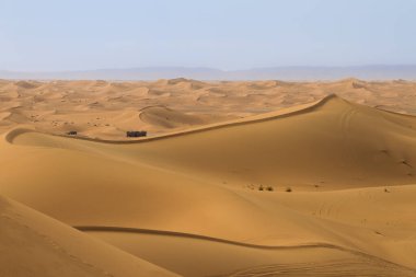 Sarı çöl kumunun manzarası, Fas.