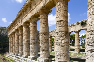 Eski taş tapınak ve doğa kalıntıları, İtalya 'nın Sicilya kentindeki tepedeki Segesta kasabasından manzara..