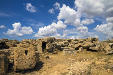 Eski taş tapınak ve doğa kalıntıları, İtalya 'nın Sicilya kentindeki tepedeki Segesta kasabasından manzara..