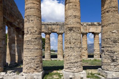 Eski taş tapınak ve doğa kalıntıları, İtalya 'nın Sicilya kentindeki tepedeki Segesta kasabasından manzara..