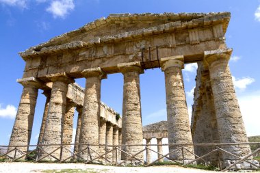 Eski taş tapınak ve doğa kalıntıları, İtalya 'nın Sicilya kentindeki tepedeki Segesta kasabasından manzara..
