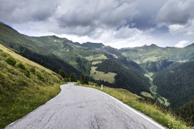 Yazın İsviçre Alpleri manzarası