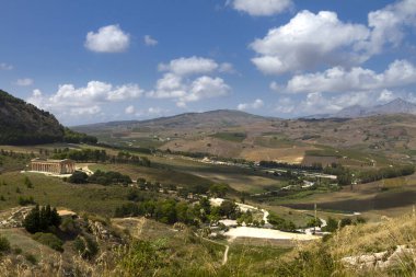 Eski taş tapınak ve doğa kalıntıları, İtalya 'nın Sicilya kentindeki tepedeki Segesta kasabasından manzara..