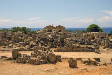 Eski taş tapınak ve doğa kalıntıları, İtalya 'nın Sicilya kentindeki tepedeki Segesta kasabasından manzara..