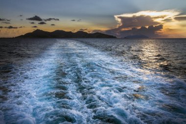 Gün batımında deniz manzarası, doğal arka plan.