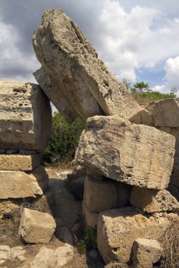 Eski taş tapınak ve doğa kalıntıları, İtalya 'nın Sicilya kentindeki tepedeki Segesta kasabasından manzara..