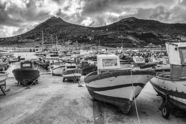 Sahil kenarına demirlemiş, siyah beyaz yatların çeşitliliği.