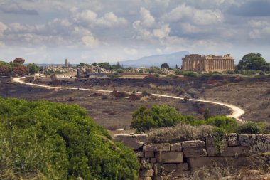 Eski taş tapınak ve doğa kalıntıları, İtalya 'nın Sicilya kentindeki tepedeki Segesta kasabasından manzara..