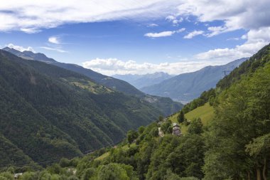Yazın İsviçre Alpleri manzarası