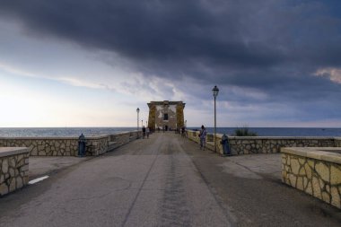 Akşamları eski taş iskeleli deniz manzarası