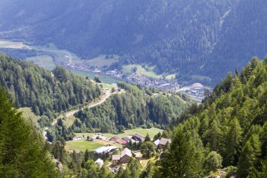 Yazın İsviçre Alpleri manzarası