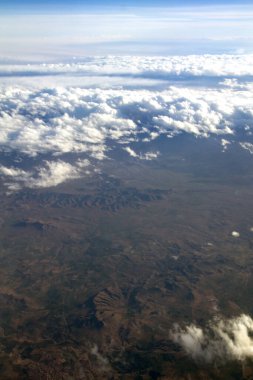 Bulutlarla kaplı dağlarda uçaktan hava manzarası