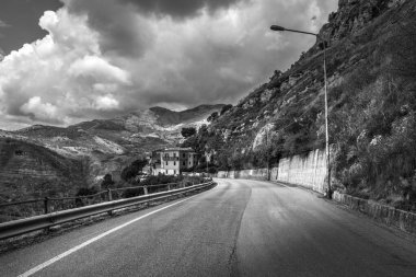 İtalya 'nın Sicilya kentindeki Segesta Tepesi.