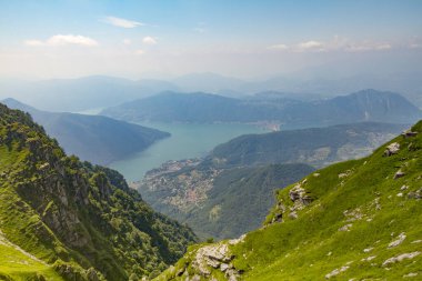 Yazın İsviçre Alpleri manzarası
