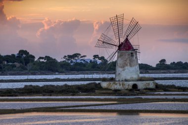 Marsala, Sicilya, İtalya 'daki tuz madenlerinin manzarası.