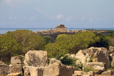 Eski taş tapınak ve doğa kalıntıları, İtalya 'nın Sicilya kentindeki tepedeki Segesta kasabasından manzara..