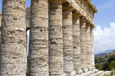 Eski taş tapınak ve doğa kalıntıları, İtalya 'nın Sicilya kentindeki tepedeki Segesta kasabasından manzara..