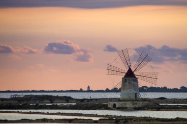 Marsala, Sicilya, İtalya 'daki tuz madenlerinin manzarası.