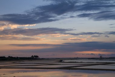 Marsala, Sicilya, İtalya 'daki tuz madenlerinin manzarası.