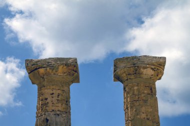 Eski taş tapınak ve doğa kalıntıları, İtalya 'nın Sicilya kentindeki tepedeki Segesta kasabasından manzara..