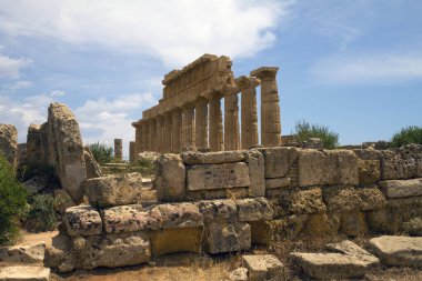 Eski taş tapınak ve doğa kalıntıları, İtalya 'nın Sicilya kentindeki tepedeki Segesta kasabasından manzara..
