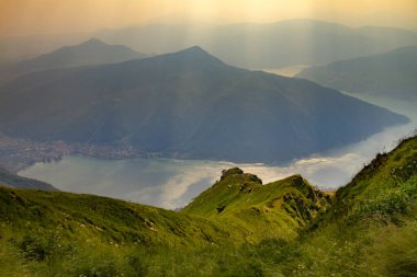 Yazın İsviçre Alpleri manzarası