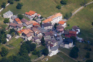 Yazın İsviçre Alpleri manzarası