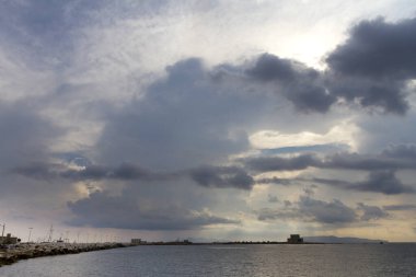 Deniz kenarında kasvetli bir hava, doğa geçmişi.