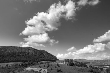 Eski taş tapınak ve doğa kalıntıları, İtalya 'nın Sicilya kentindeki tepedeki Segesta kasabasından manzara..