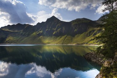 Yazın İsviçre Alpleri manzarası