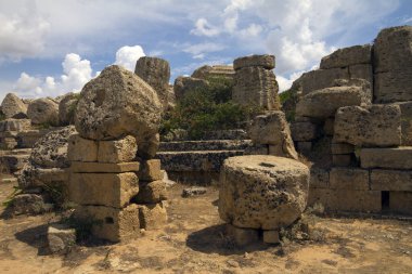 Eski taş tapınak ve doğa kalıntıları, İtalya 'nın Sicilya kentindeki tepedeki Segesta kasabasından manzara..