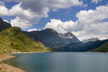 Yazın İsviçre Alpleri manzarası