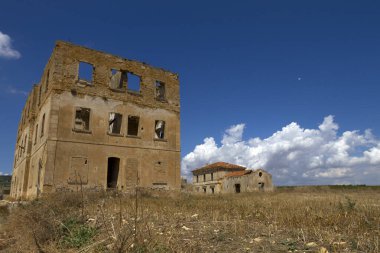 Eski taş tapınak ve doğa kalıntıları, İtalya 'nın Sicilya kentindeki tepedeki Segesta kasabasından manzara..