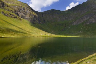 Yazın İsviçre Alpleri manzarası