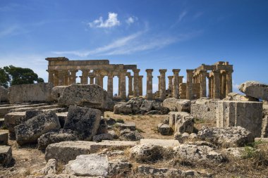 Eski taş tapınak ve doğa kalıntıları, İtalya 'nın Sicilya kentindeki tepedeki Segesta kasabasından manzara..