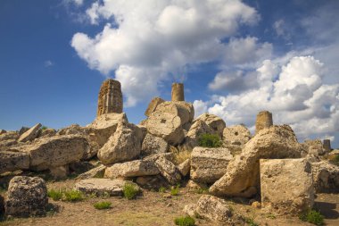 Eski taş tapınak ve doğa kalıntıları, İtalya 'nın Sicilya kentindeki tepedeki Segesta kasabasından manzara..