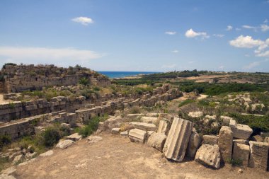 Eski taş tapınak ve doğa kalıntıları, İtalya 'nın Sicilya kentindeki tepedeki Segesta kasabasından manzara..