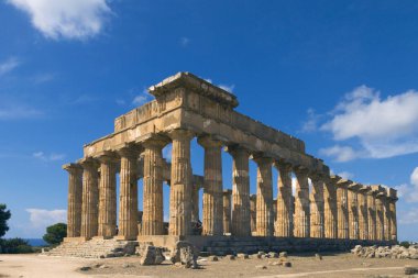 Eski taş tapınak ve doğa kalıntıları, İtalya 'nın Sicilya kentindeki tepedeki Segesta kasabasından manzara..