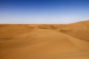 Sarı çöl kumunun manzarası, Fas.