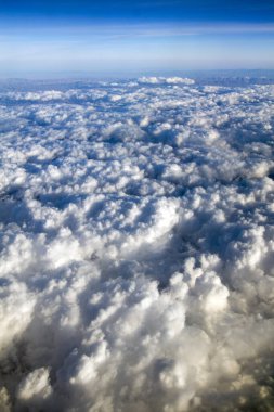 Bulutlarla kaplı dağlarda uçaktan hava manzarası