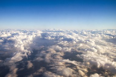 Bulutlarla kaplı dağlarda uçaktan hava manzarası