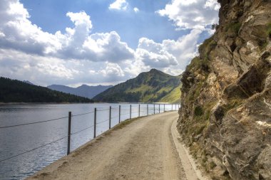Yazın İsviçre Alpleri manzarası