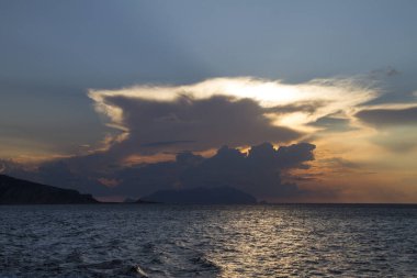 Gün batımında deniz manzarası, doğal arka plan.