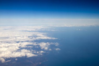 Bulutlarla kaplı dağlarda uçaktan hava manzarası