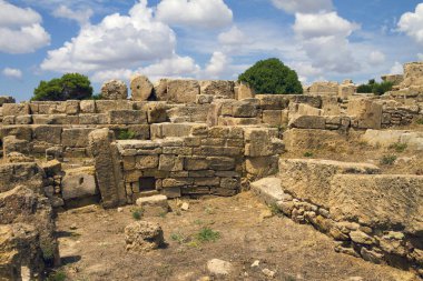 Eski taş tapınak ve doğa kalıntıları, İtalya 'nın Sicilya kentindeki tepedeki Segesta kasabasından manzara..