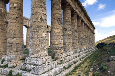 Eski taş tapınak ve doğa kalıntıları, İtalya 'nın Sicilya kentindeki tepedeki Segesta kasabasından manzara..